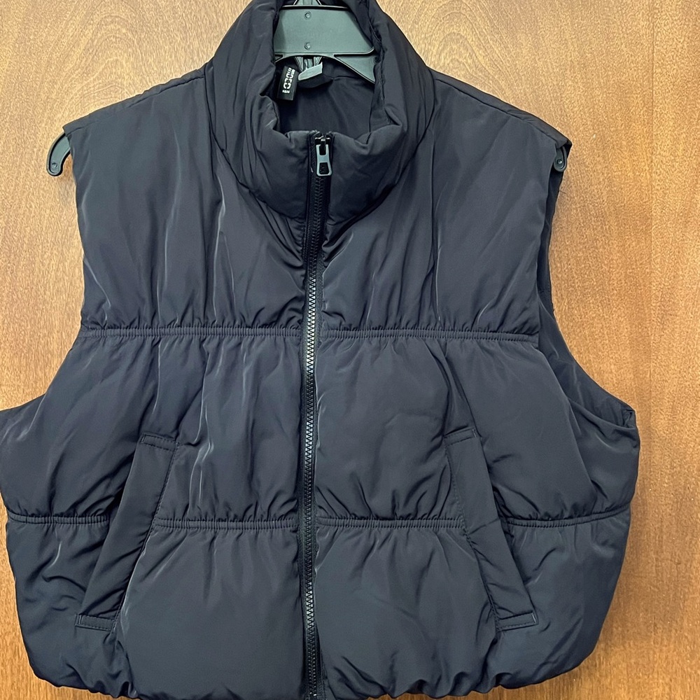 H&M Black Cropped Puffer Vest Size Large